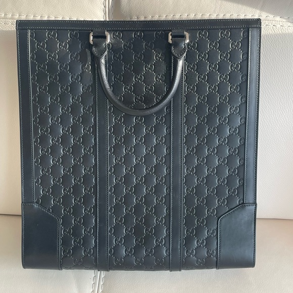 Gucci Signature Large Tote
Brand new, Excellent condition - Picture 2 of 4